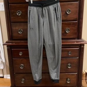 Men’s grey and black detailed UA joggers. Great condition. Size men’s small.